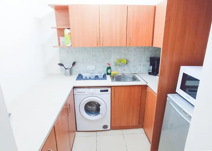 1a & Business In The Center! Daire Larnaca