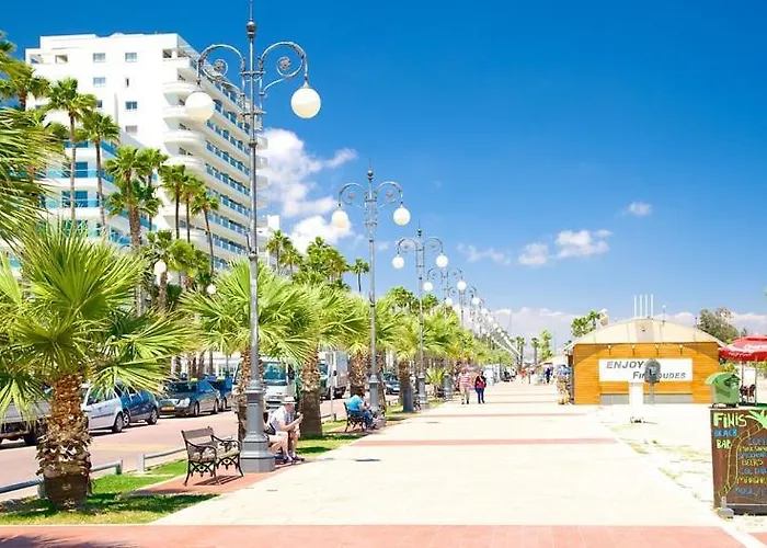 1a & Business In The Center! Daire Larnaca